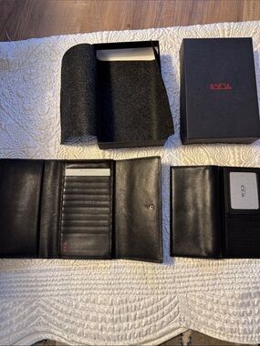 Tumi Black Leather Men's Card & Key Organizer Set with inside check Wallet